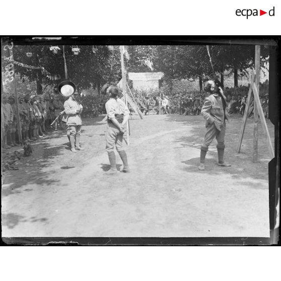 Germigny-l'Evêque (Seine-et-Marne). L'Independence Day au camp de l'ATA. Les jeux de la poêle. [légende d'origine]