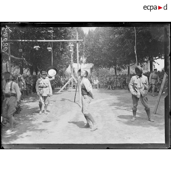 Germigny-l'Evêque (Seine-et-Marne). L'Independence Day au camp de l'ATA. Les jeux de la poêle. [légende d'origine]