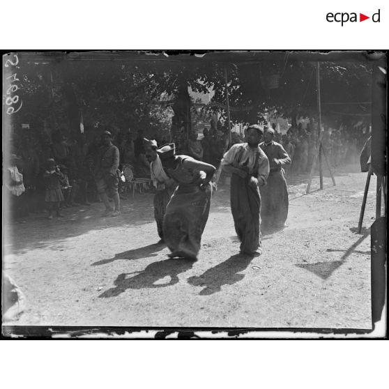 Germigny-l'Evêque (Seine-et-Marne). L'Independence Day au camp de l'ATA. La course en sac. [légende d'origine]