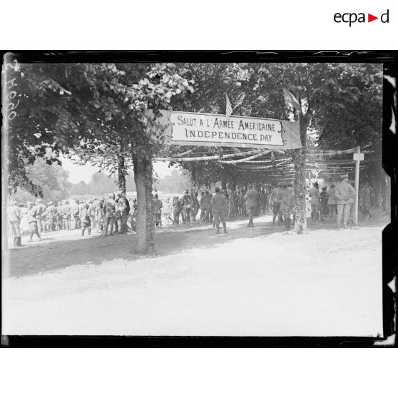 Germigny-l'Evêque (Seine-et-Marne). L'Independence Day au camp de l'ATA. La décoration à l'entrée du camp. [légende d'origine]