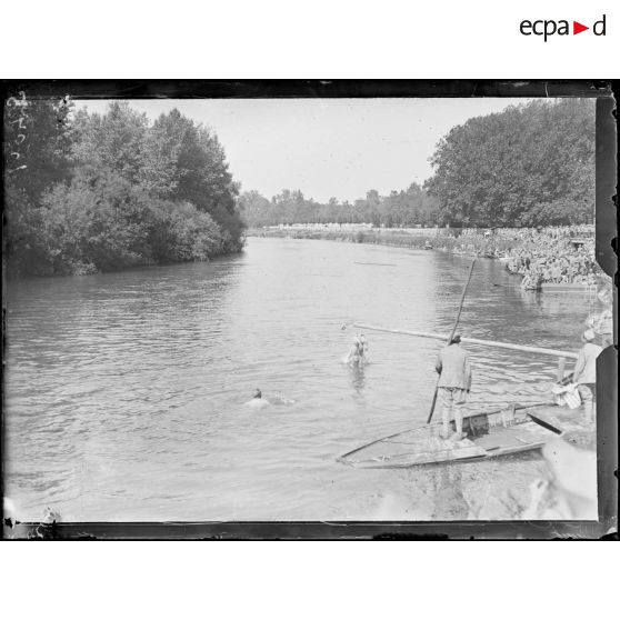 Germigny-l'Evêque (Seine-et-Marne). L'Independence Day au camp de l'ATA. La course de natation. [légende d'origine]