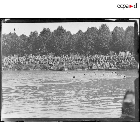 Germigny-l'Evêque (Seine-et-Marne). L'Independence Day au camp de l'ATA. La course de natation. [légende d'origine]