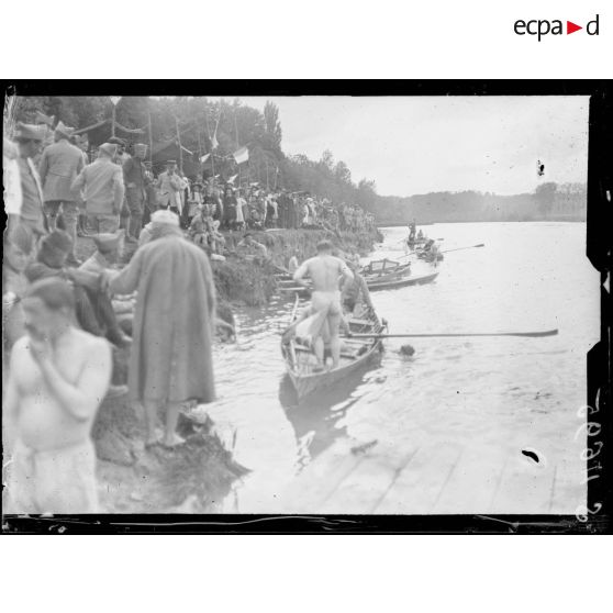Germigny-l'Evêque (Seine-et-Marne). Le 14 juillet 1918. Arrivée de la course de natation. [légende d'origine]