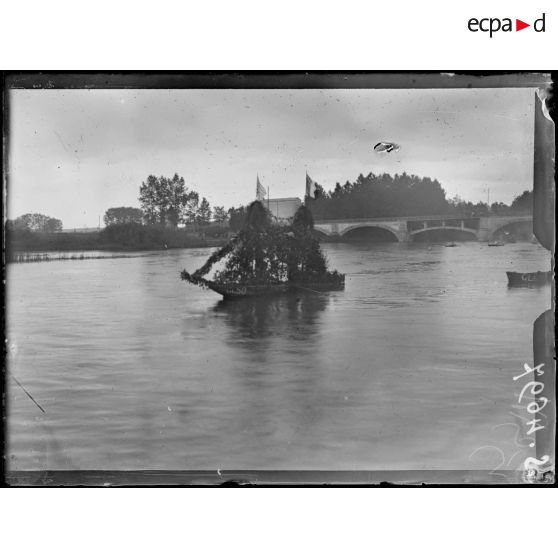 Germigny-l'Evêque (Seine-et-Marne). Le 14 juillet 1918. Concours de barques fleuries. [légende d'origine]
