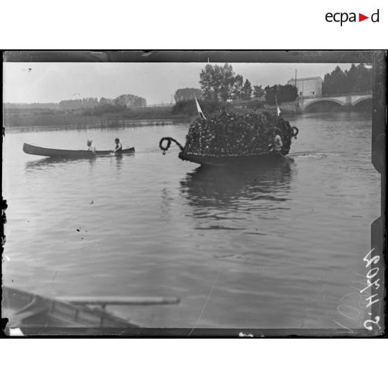 Germigny-l'Evêque (Seine-et-Marne). Le 14 juillet 1918. Concours de barques fleuries. [légende d'origine]