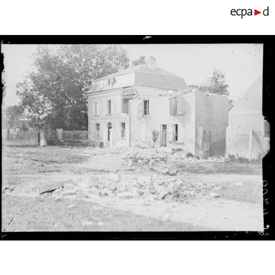 Marigny-en-Orxois (Aisne). La place de l'église, maison bombardée. [légende d'origine]