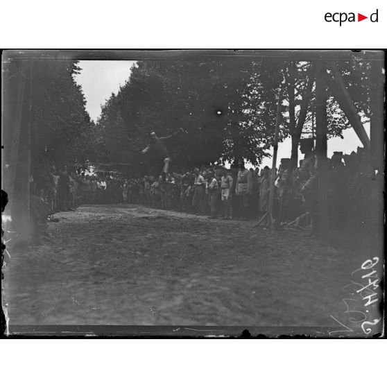 Germigny-l'Evêque (Seine-et-Marne). Le 14 juillet. Le saut en longueur. [légende d'origine]