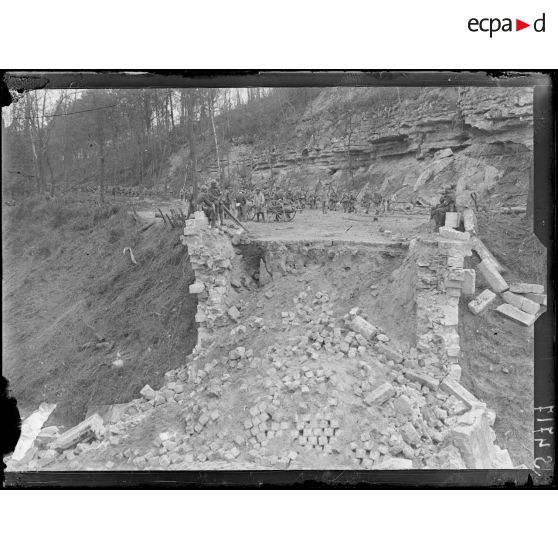 Longpont (Aisne). Attaque du 18 juillet 1918. Le pont du chemin de fer sauté et les renforts montant sur Villers-Hélon. [légende d'origine]