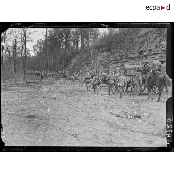 Longpont (Aisne). Les renforts montant vers Villers-Hélon. [légende d'origine]
