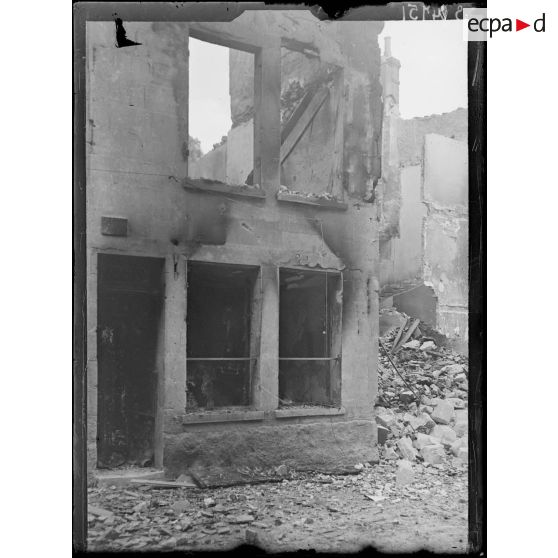 Neuilly-Saint-Front (Aisne). Maison en feu. [légende d'origine]