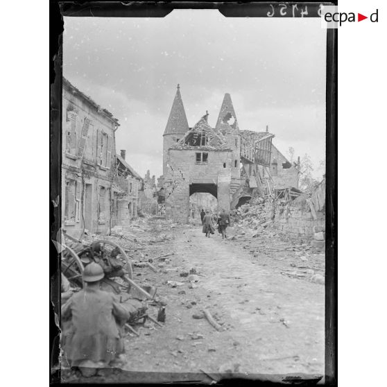Longpont (Aisne). La porte. [légende d'origine]