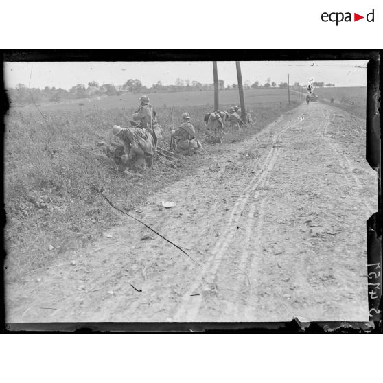Longpont (Aisne). Les soldats font des abris individuels dans le talus de la route. [légende d'origine]