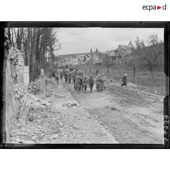 Longpont (Aisne). Les prisonniers relevant les blessés. [légende d'origine]