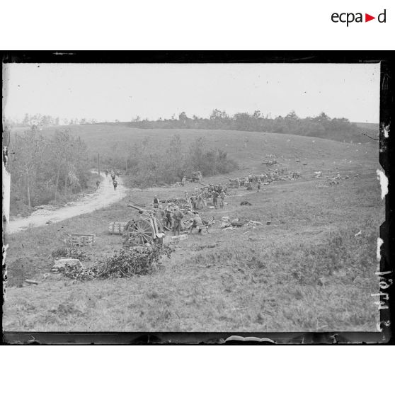 Longpont (Aisne). Un groupe de 75 en tir. [légende d'origine]