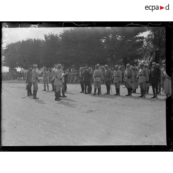 Château-Thierry (Aisne). Visite du président de la République. Place du palais de Justice. Remise de décorations par le président de la République. [légende d'origine]