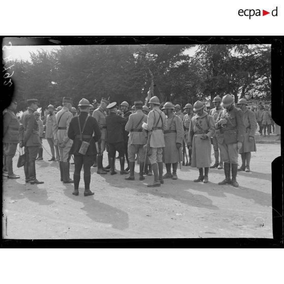 Château-Thierry (Aisne). Visite du président de la République. Place du Palais de justice. Remise de décorations par le président de la République. [légende d'origine]