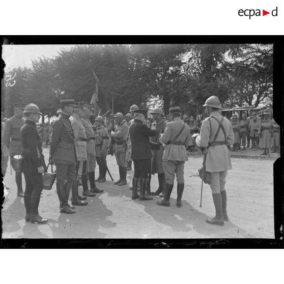 Château-Thierry (Aisne). Visite du président de la République. Place du Palais de justice. Remise de décorations par le président de la République. [légende d'origine]