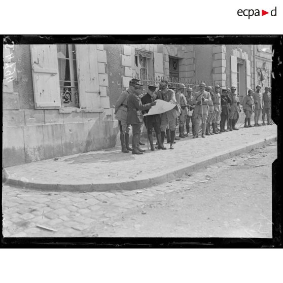 Château-Thierry (Aisne). Visite du président de la République. Le général Degoutte explique les opérations aux président de la République. [légende d'origine]