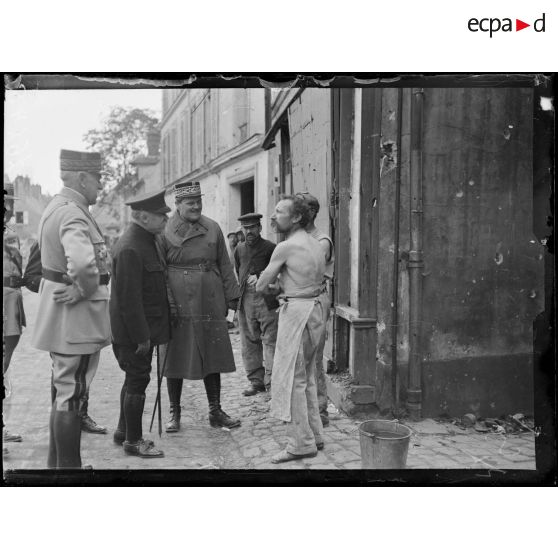 Château-Thierry (Aisne). Visite du président de la République. Le président félicite les boulangers qui ont assuré le ravitaillement de la population pendant l'occupation allemande. [légende d'origine]