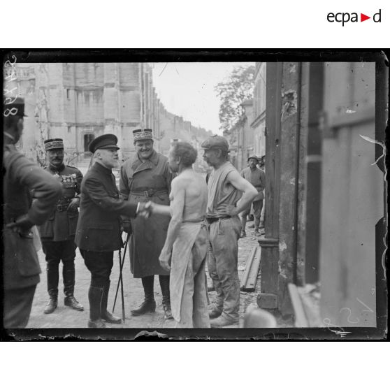 Château-Thierry (Aisne). Visite du président de la République. Le président félicite les boulangers qui ont assuré le ravitaillement de la population pendant l'occupation allemande. [légende d'origine]