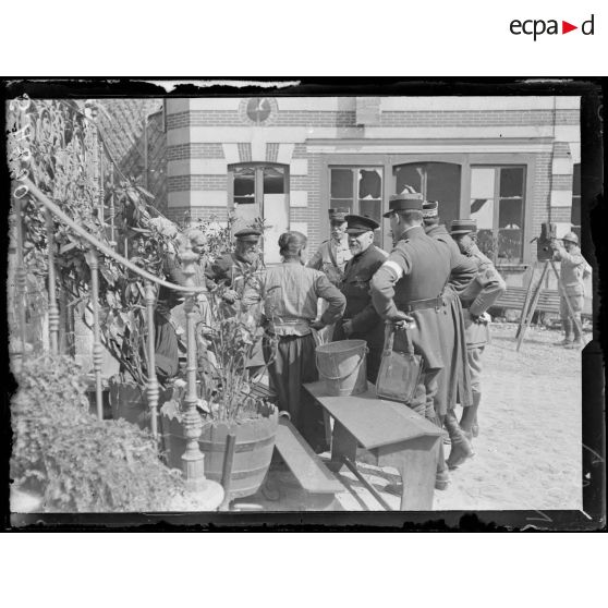 Château-Thierry (Aisne). Visite du président de la République. Le président rend visite aux vieillards restés dans la ville pendant l'occupation allemande. [légende d'origine]