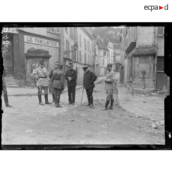 Château-Thierry (Aisne). Visite du président de la République. Le président, le préfet de l'Aisne, le sous-préfet de Château-Thierry et le général Degoutte parcourent la ville. [légende d'origine]