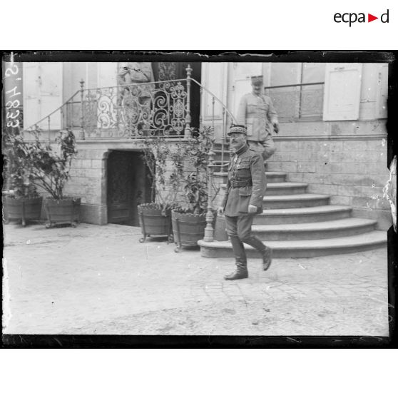 Château-Thierry (Aisne). Le général Degoutte sortant du QG. [légende d'origine]