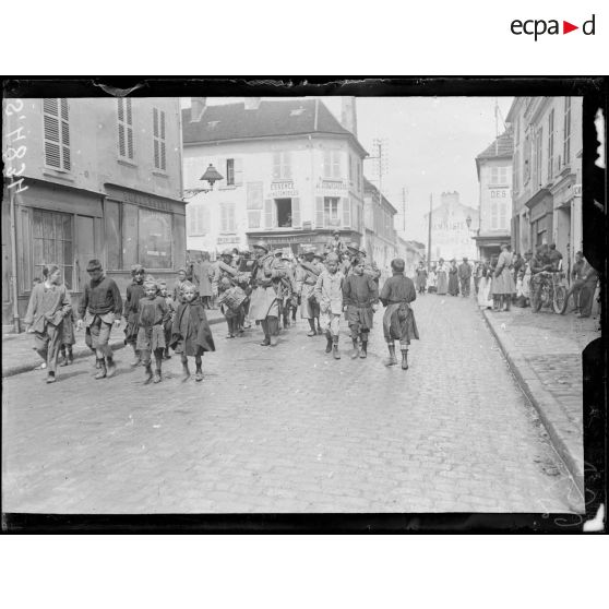 La Ferté-sous-Jouarre (Seine-et-Marne). Troupes traversant la ville pour monter en ligne. [légende d'origine]