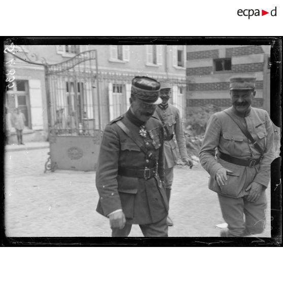 Château-Thierry (Aisne). Le général Degoutte sortant du QG. [légende d'origine]