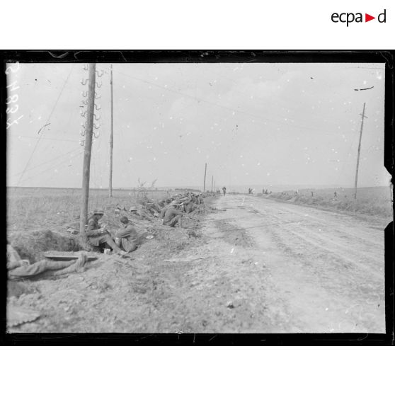 Route de Fismes (Marne). Troupes américaines attendant la contre attaque allemande. [légende d'origine]