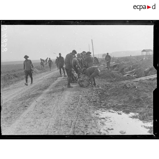 Route de Fismes (Marne). Troupes américaines attendant la contre attaque allemande. [légende d'origine]