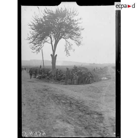 Route de Fismes (Marne). Troupes américaines attendant la contre attaque allemande. [légende d'origine]