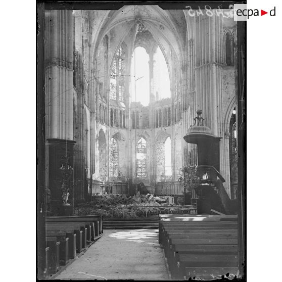 Essômes-sur-Marne (Aisne). L'intérieur de l'église. [légende d'origine]