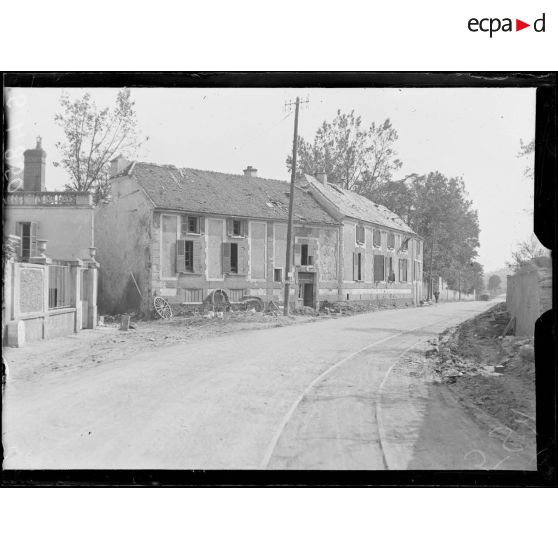 Essômes-sur-Marne (Aisne). La route de Château-Thierry. [légende d'origine]
