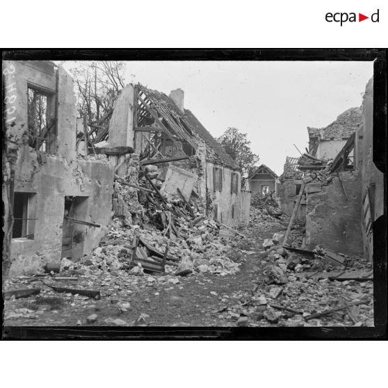 Essômes-sur-Marne (Aisne). Une rue de la localité. [légende d'origine]
