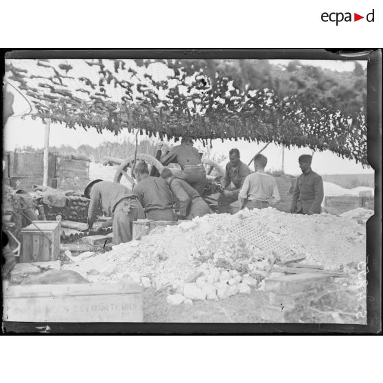 Chéry-Chartreuve (Aisne). Batterie américaine de 75 en position. [légende d'origine]