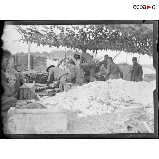 Chéry-Chartreuve (Aisne). Batterie américaine de 75 en position. [légende d'origine]