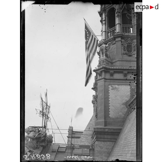 [Drapeau américain aux treize étoiles sur le toit de l'hôtel de Ville de Paris.]