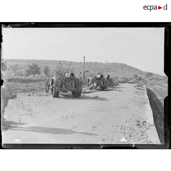 Hattonchâtel (Meuse). Anciennes pièces belges de 210 abandonnées par les allemands. Les pièces sont munies de pétards pour les faire sauter. [légende d'origine]