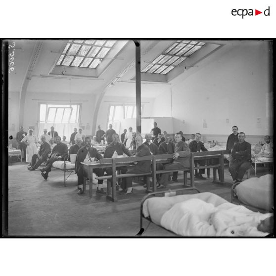 [Intérieur d'une salle d'hôpital.]