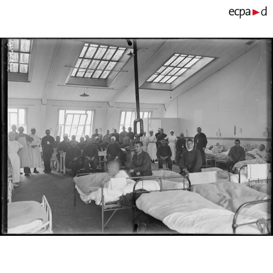 [Intérieur d'une salle d'hôpital.]