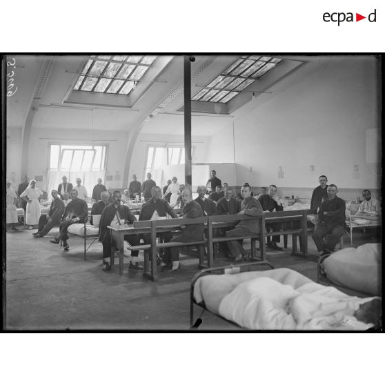 [Intérieur d'une salle d'hôpital.]