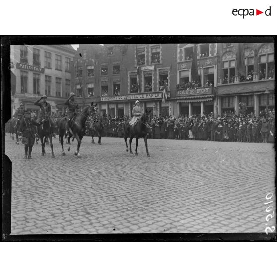 Bruges, Belgique. Rentrée du roi et de la reine des Belges. Arrivée des souverains sur la grand'place. [légende d'origine]