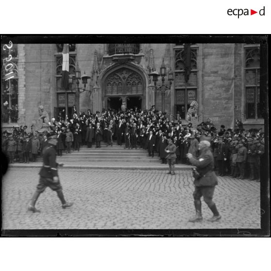 Bruges, Belgique. Rentrée du roi et de la reine des Belges. La municipalité acclame les souverains. [légende d'origine]
