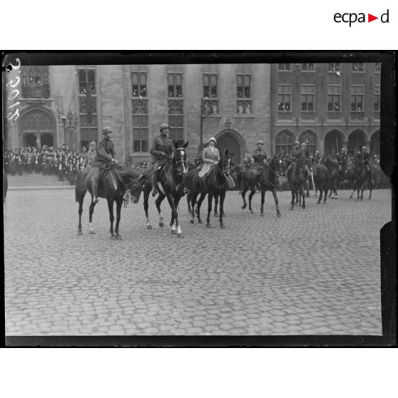 Bruges, Belgique. Rentrée du roi et de la reine des Belges. Le souverain et le prince héritier sur la grand'place. [légende d'origine]