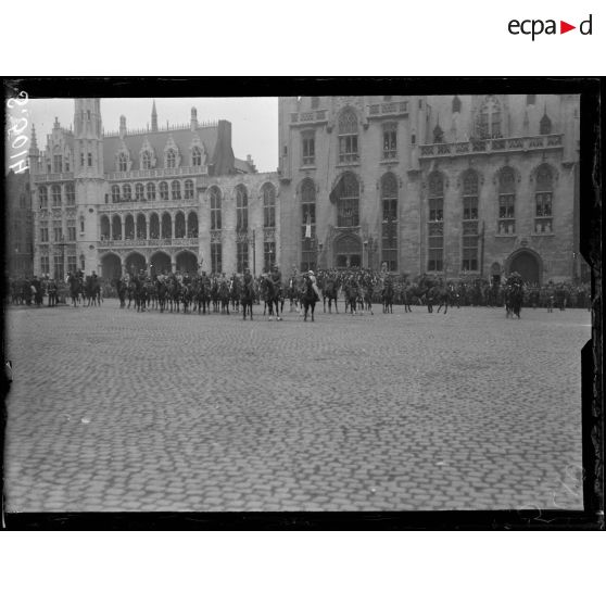 Bruges, Belgique. Rentrée du roi et de la reine des Belges. La grand'place pendant la cérémonie. [légende d'origine]