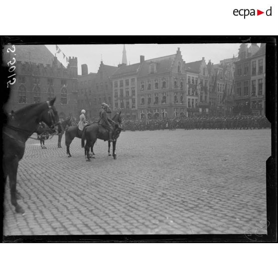 Bruges, Belgique. Rentrée du roi et de la reine des Belges. Les troupes défilent devant les souverains. [légende d'origine]