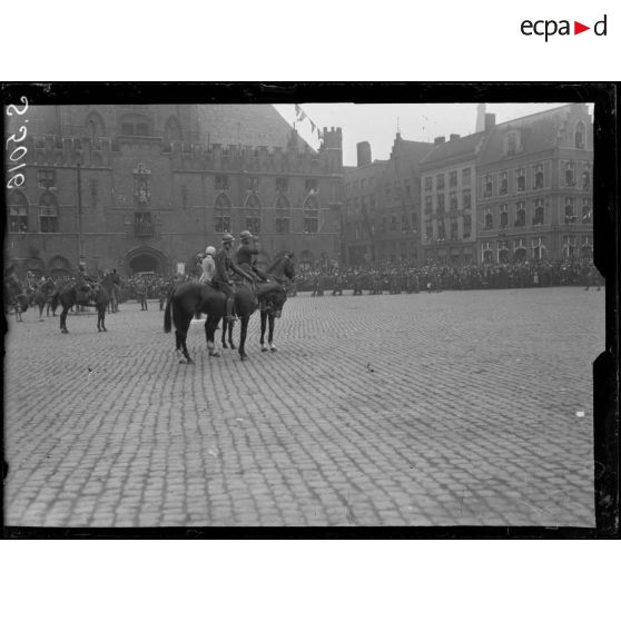 Bruges, Belgique. Rentrée du roi et de la reine des Belges. Les troupes défilent devant les souverains. [légende d'origine]