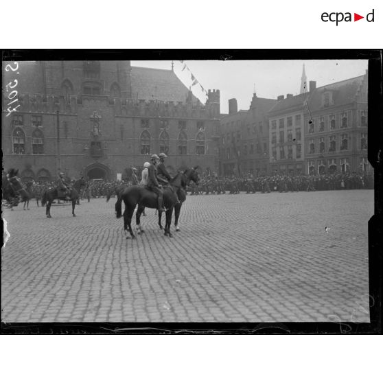 Bruges, Belgique. Rentrée du roi et de la reine des Belges. Les troupes défilent devant les souverains. [légende d'origine]