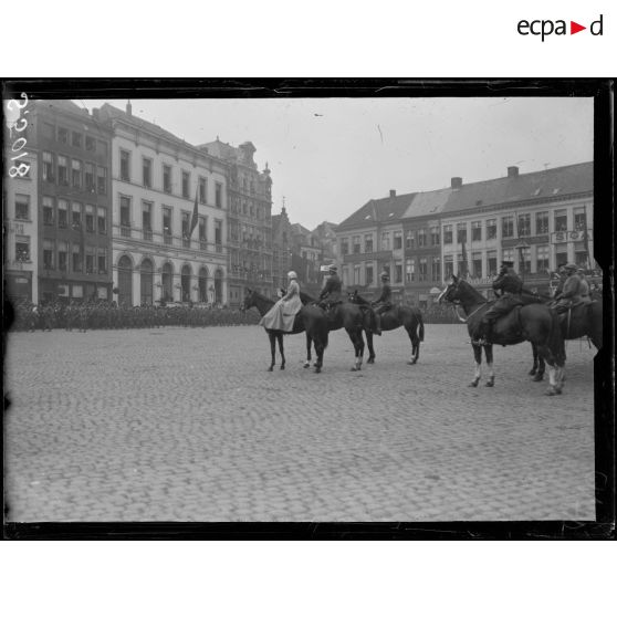 Bruges, Belgique. Rentrée du roi et de la reine des Belges. Les troupes défilent devant les souverains. [légende d'origine]